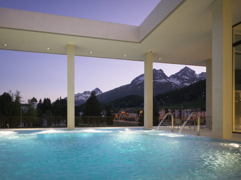 Outdoor_swimming_pool_by_night Ovaverva