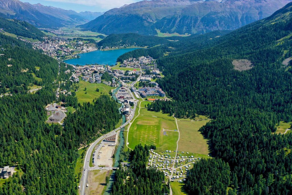 Der Campingplatz St. Moritz aus der Luft fotografiert. Hier sieht man, dass er mitten in der Natur und nah an St. Moritz liegt