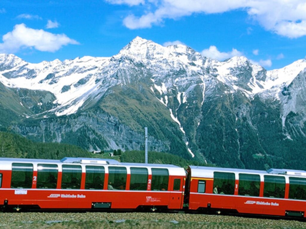 Bernia Express mit einem atemberaubenden Panoramablick über das ganze Engadin