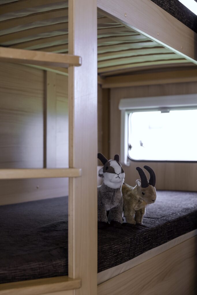 Der Mietwohnwagen ist praktisch und gemütlich ausgestattet. Er verfügt über ein bequemes Doppelstockbett für Kinder, sodass ausreichend Schlafplätze vorhanden sind.