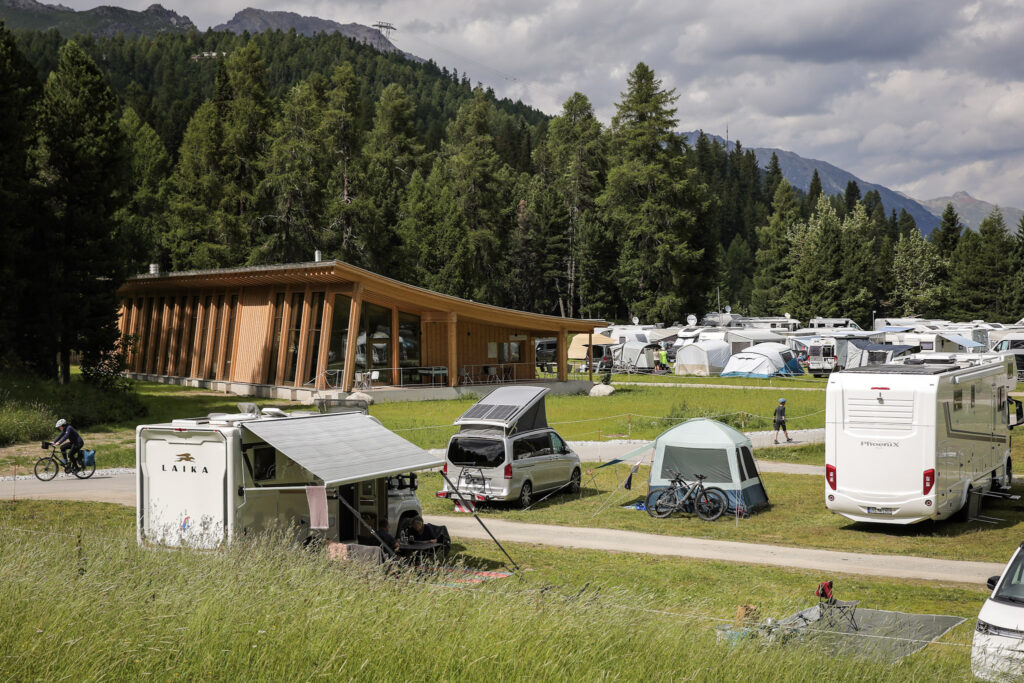Foto von den Stellplätzen auf dem Campingplatz St. Moritz mit dem Sanitärgebäude
