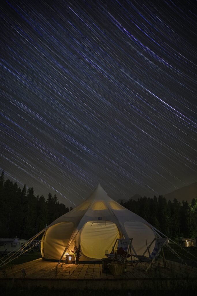Glamping auf dem Naturcamping St. Moritz verbindet Naturerlebnis mit Luxus im Sternenhimmelzelt mit freiem Blick in den Sternenhimmel.