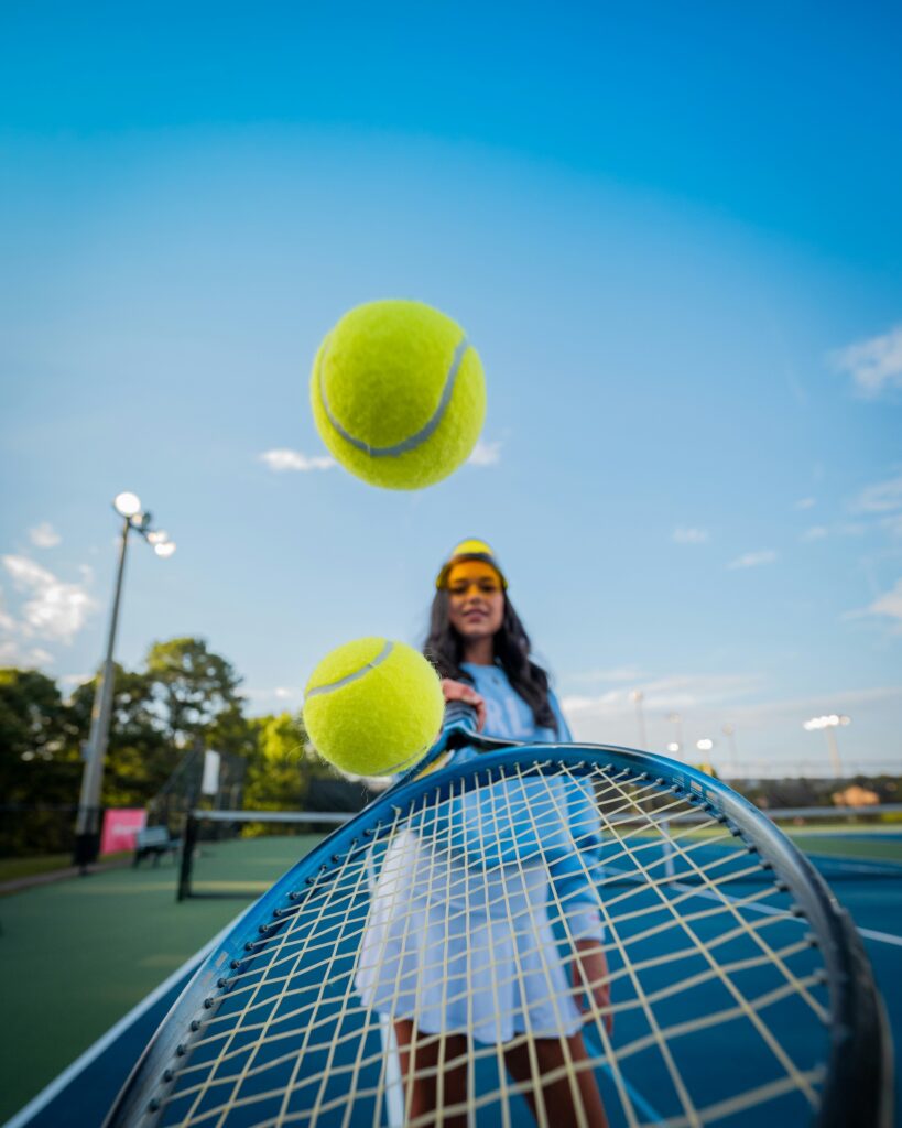 Eine Frau spielt Tennis im Tennis Center St. Moritz